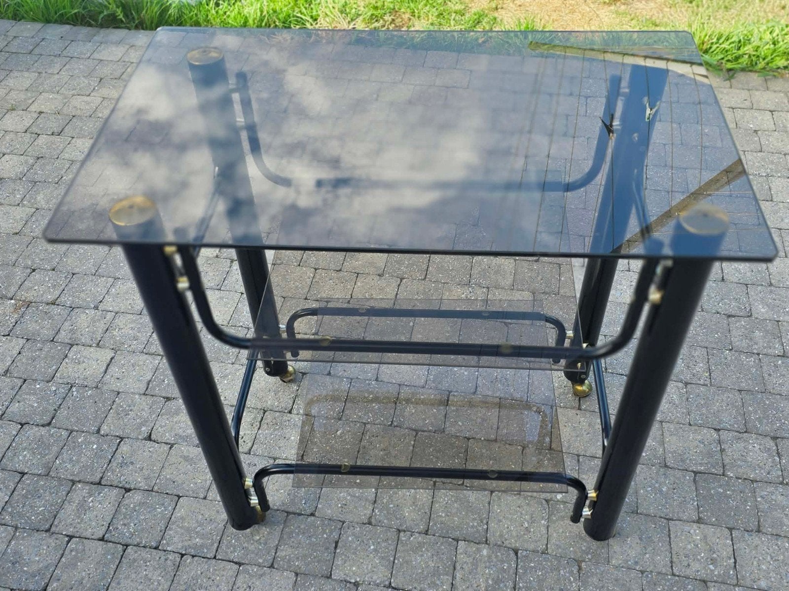 Table d'appoint vintage à roulettes métal noir verres fumés, Enlèvement, Verre