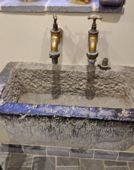 Oude blauwstenen trog / wasbak met messing / koperen antieke, Ophalen