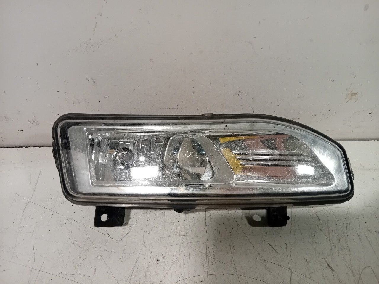 Mistlamp links Nissan Micra, Onderdelen@venauto.nl, Van der Ven Autorecycling B.V., Ettenseweg 76, 4706 PB Roosendaal, The Netherlands