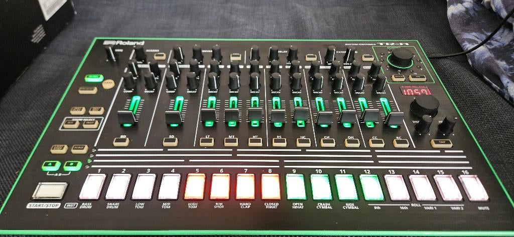 Roland TR-8, Muziek en Instrumenten, Gebruikt, Roland, Met midi-aansluiting, Overige aantallen