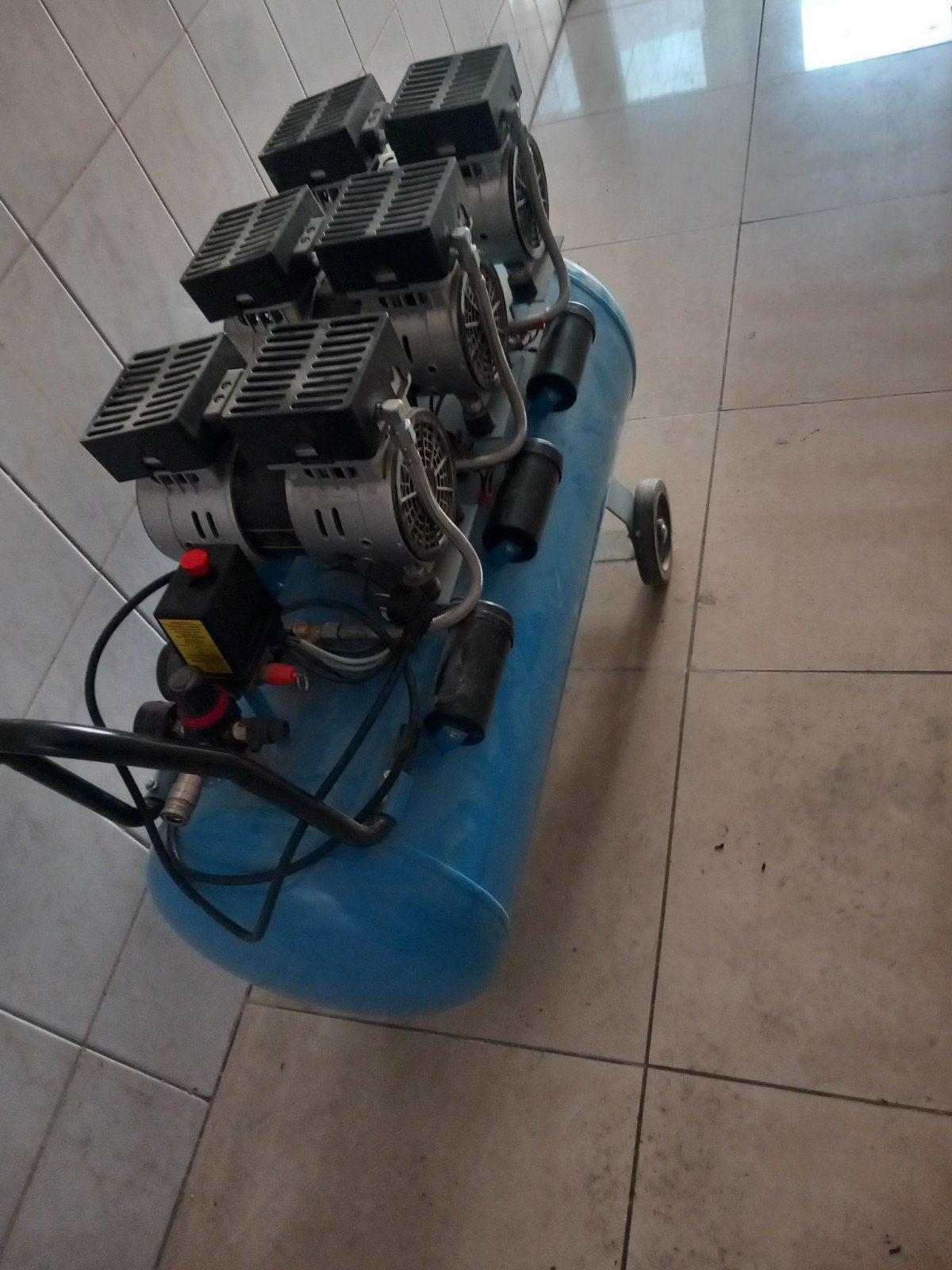 te koop en compressor 180€, Bricolage & Construction, Enlèvement ou Envoi