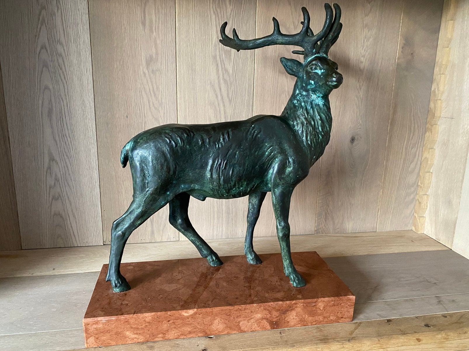 Bronzen Hert op natuursteen voet, Antiek en Kunst, Ophalen, Brons
