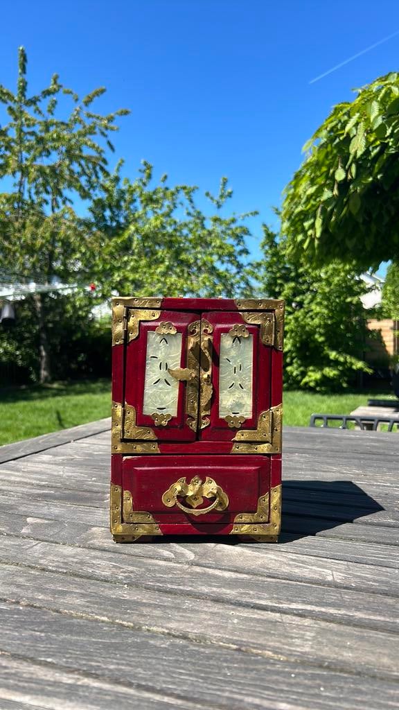 Oud Chinese juwelenkist uit hout en Jade steen, Ophalen