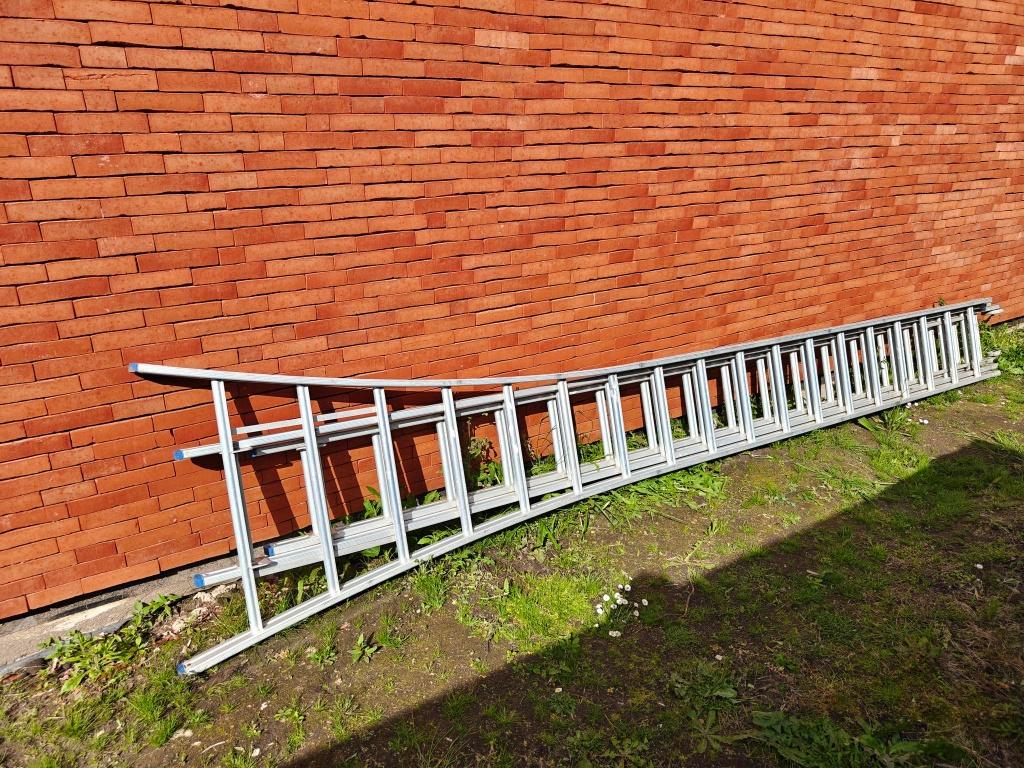 Uitschuifbare ladder Solide 3x18 sporten, Doe-het-zelf en Bouw, Ladders en Trappen, Ophalen, Gebruikt, Ladder, Opvouwbaar of Inschuifbaar