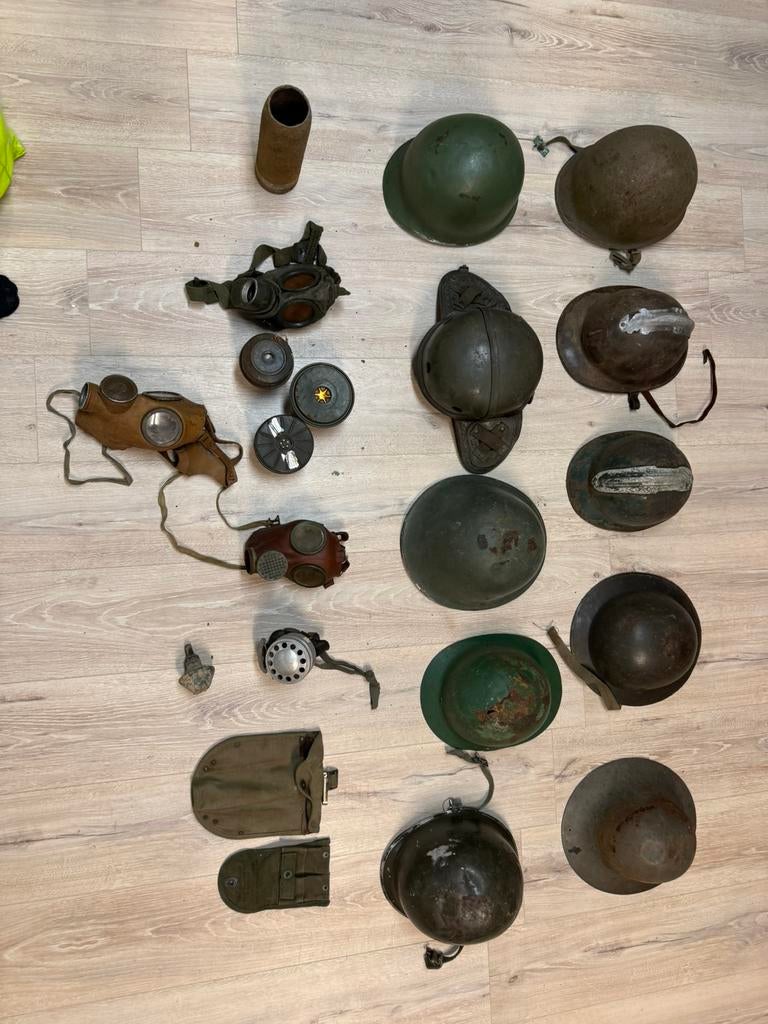 Casques et objets militaires., Enlèvement, Armée de terre