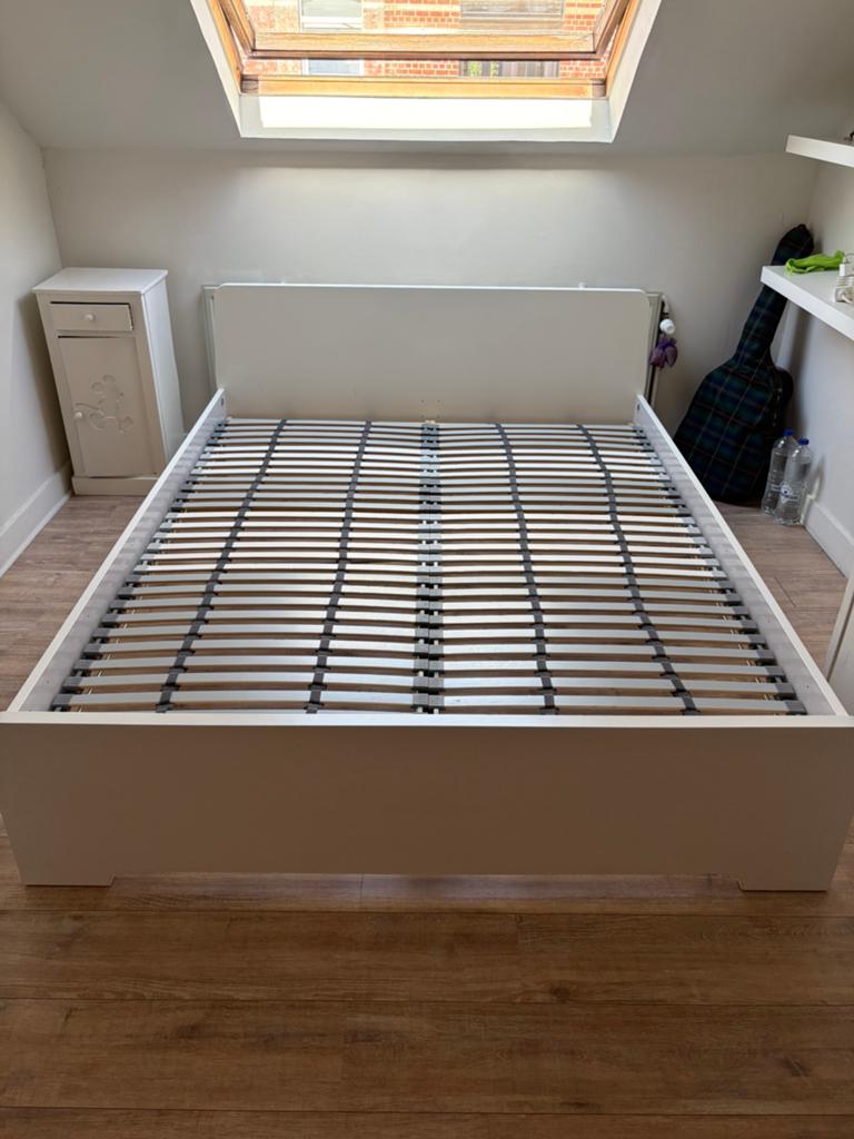 Lit IKEA blanc avec sommier à lattes – bon état, Huis en Inrichting, Slaapkamer | Bedden, Zo goed als nieuw, Wit, Ophalen