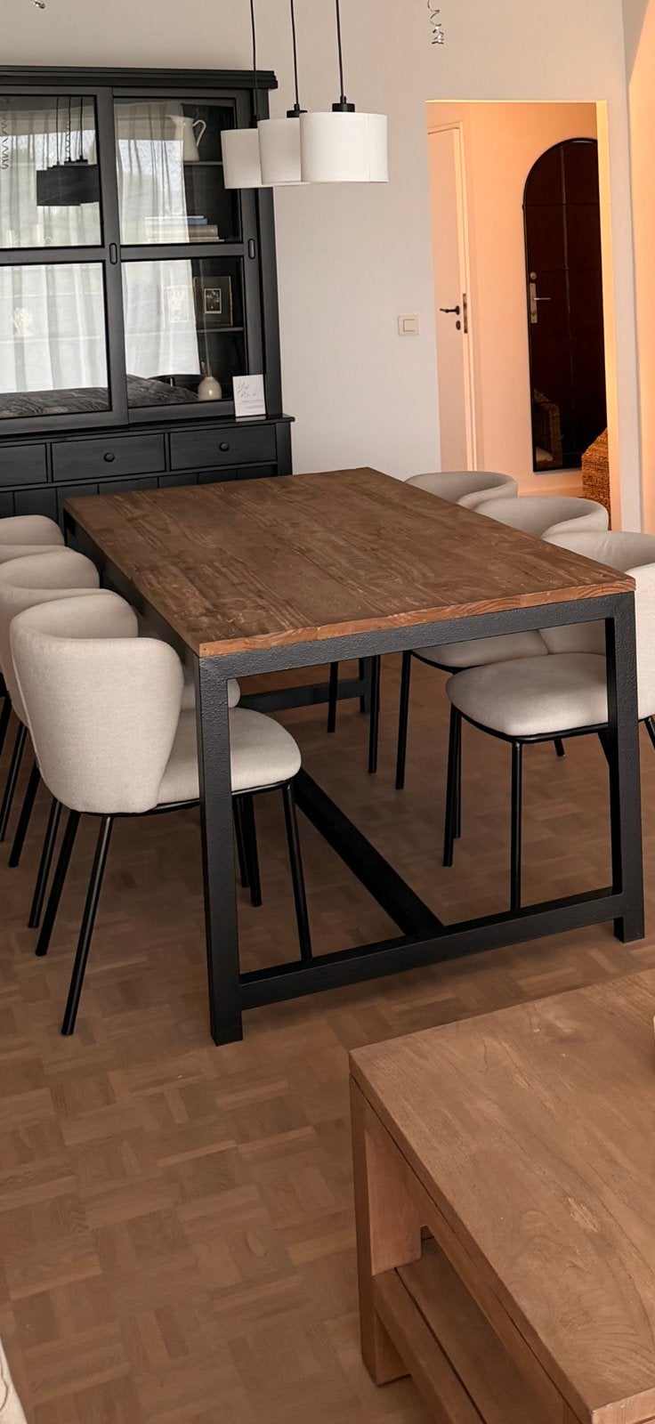 Eettafel met massief houten blad en ijzeren onderstel, Huis en Inrichting, Ophalen, Zo goed als nieuw