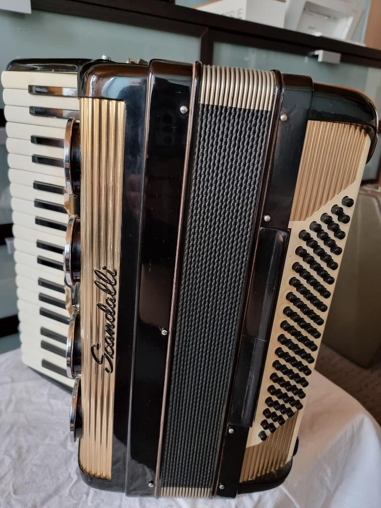 ACCORDEON SCANDALLI M 258/60 Nr.391982, Musique & Instruments, Scandalli, Comme neuf, Enlèvement, Avec bretelles