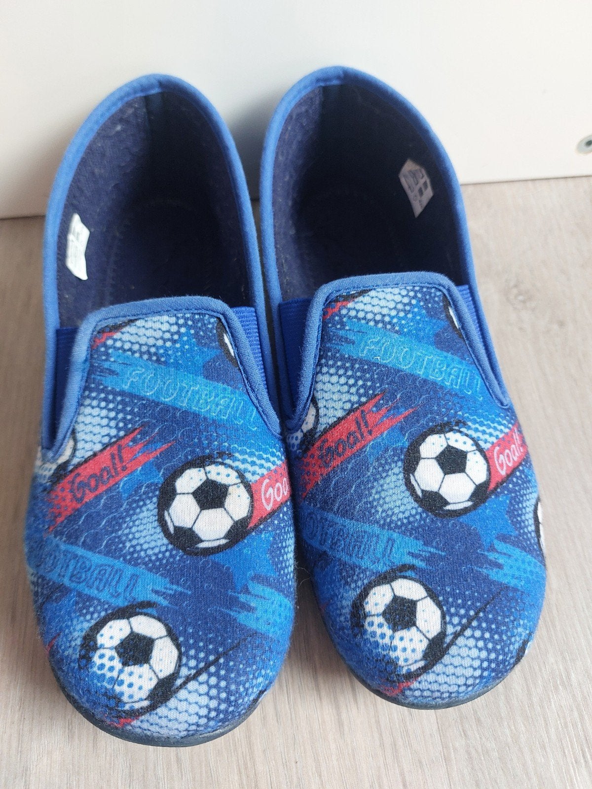 Pantoffels voetbal maat 36, Overige typen, Ophalen of Verzenden, Zo goed als nieuw, Jongen