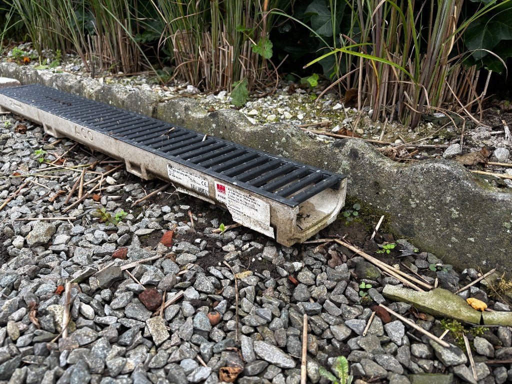 Gouttières en béton avec grilles métalliques, Enlèvement, Comme neuf