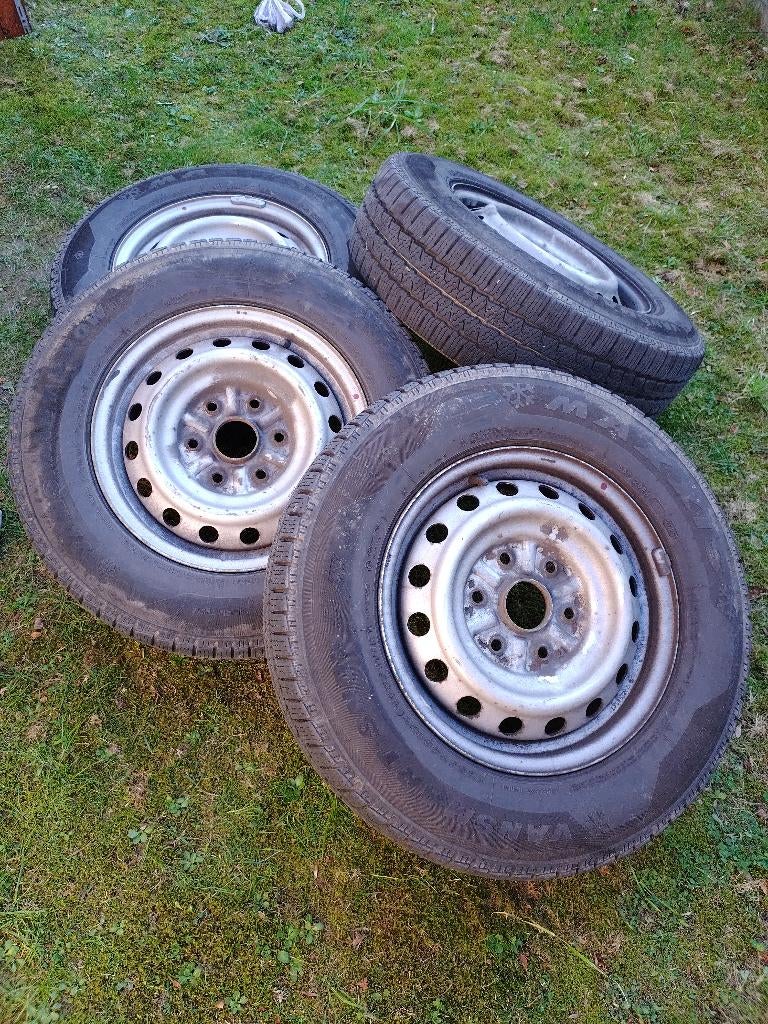 4 pneus neige 205/75R16C Maxxis Vansmartsnow sur gente tôle, Autos : Pièces & Accessoires, Pneus & Jantes, Pneus hiver, 16 pouces