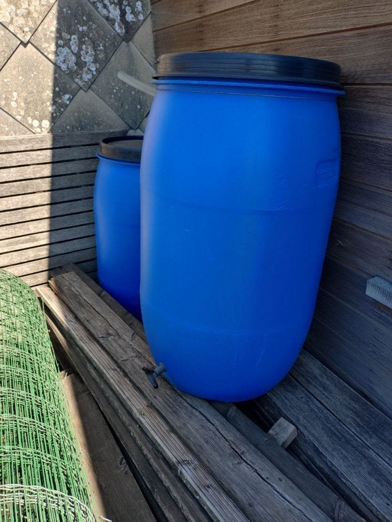 2 bidons 220L, Enlèvement