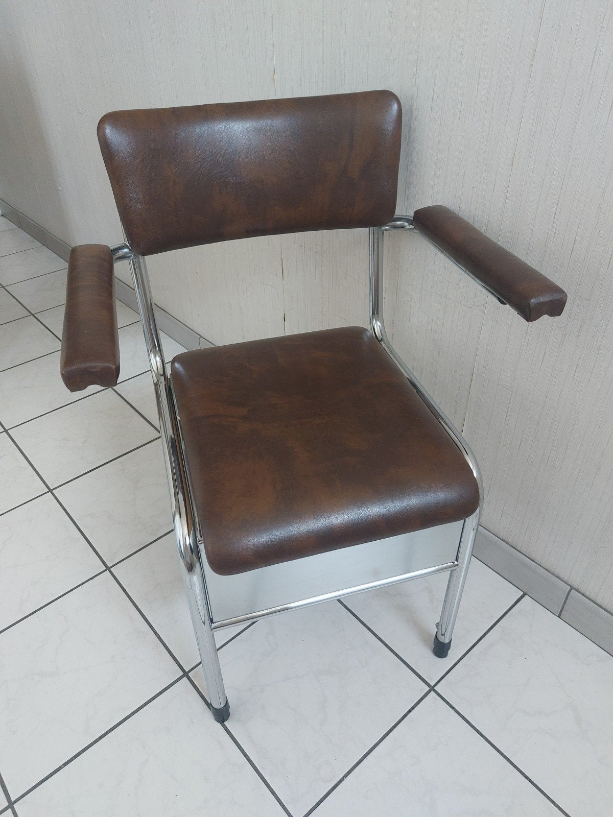 Chaise percée, Divers