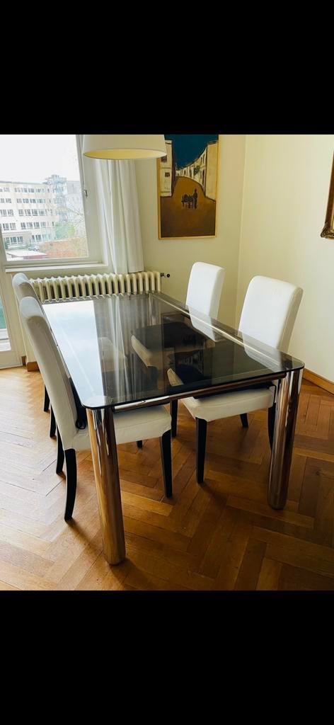 Table en verre, Enlèvement