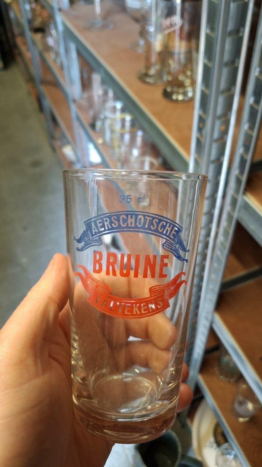 Oud gezuurd bierglas aerschotse bruine valvekens, Ophalen of Verzenden