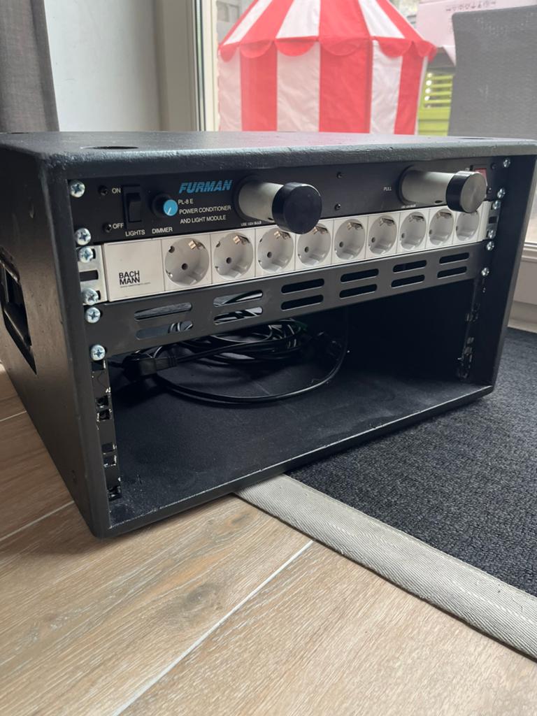Furman pL-8 E power conditioner + rack, Audio, Tv en Foto, Professionele apparaten, Ophalen, Zo goed als nieuw