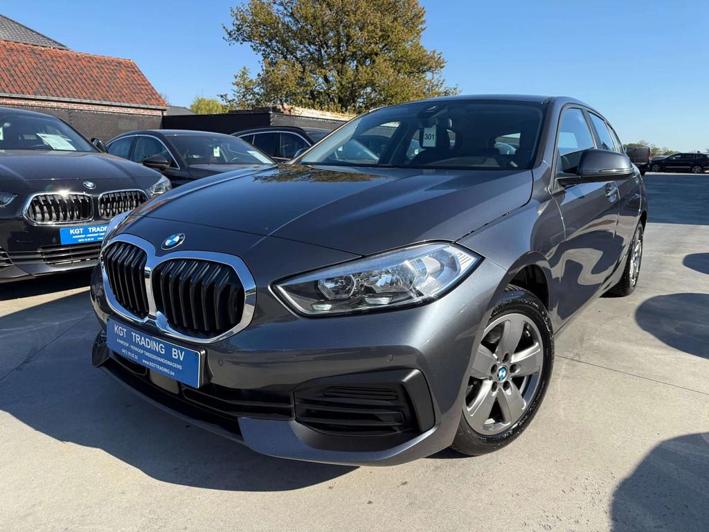 BMW 1 Serie 118 i 140PK NAVIGATIE CARPLAY PDC BLUETOOTH LED, Autos, BMW, Argent ou Gris, Achat, Euro 6, Entreprise