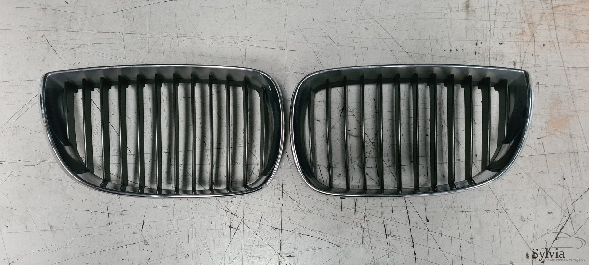 Nieren set Grille  met chroomraam en zwarte strepen BMW E81, Auto-onderdelen, Gebruikt, -, -, Ophalen of Verzenden