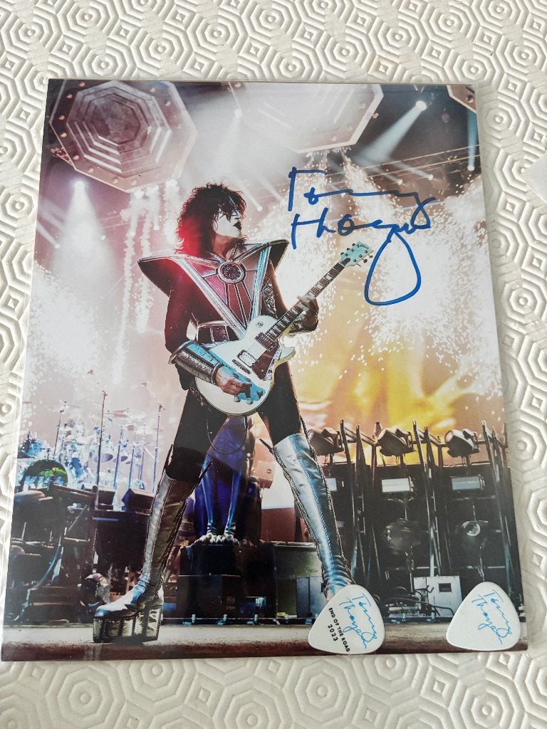 KISS - foto gesigneerd/twee plectrums Tommy Thayer, Verzamelen, Ophalen of Verzenden, Nieuw, Foto of Kaart, Gesigneerd