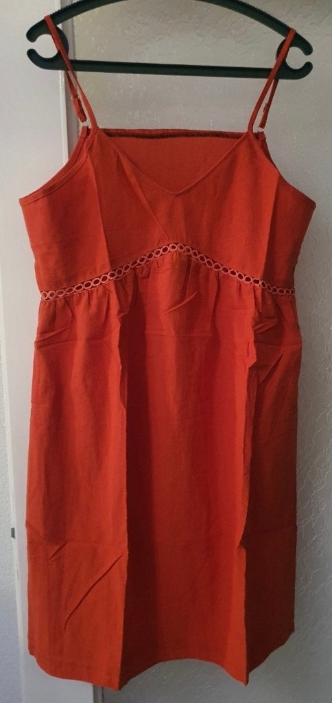 Prachtige terracotta zomerjurk met kantdetails, Kleding | Dames, Maat 38/40 (M), Overige kleuren, Nieuw, Ophalen of Verzenden