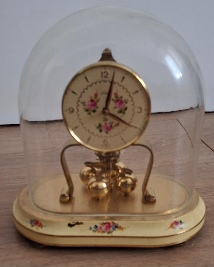 Mooie tafelklok onder wereldbol - Vintage bloemenstijl, Antiek en Kunst, Antiek | Klokken, Ophalen