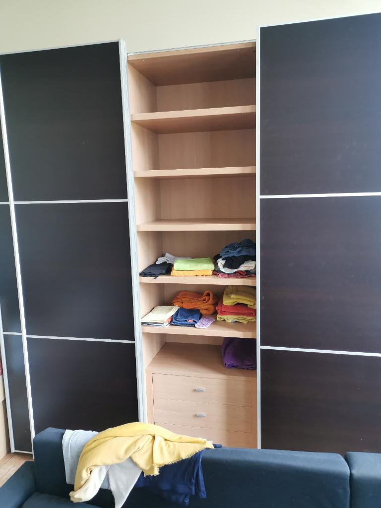 Grand armoire bien conservé avec penderies et tiroirs, 200 cm ou plus, Avec espace de penderie, Comme neuf, Synthétique
