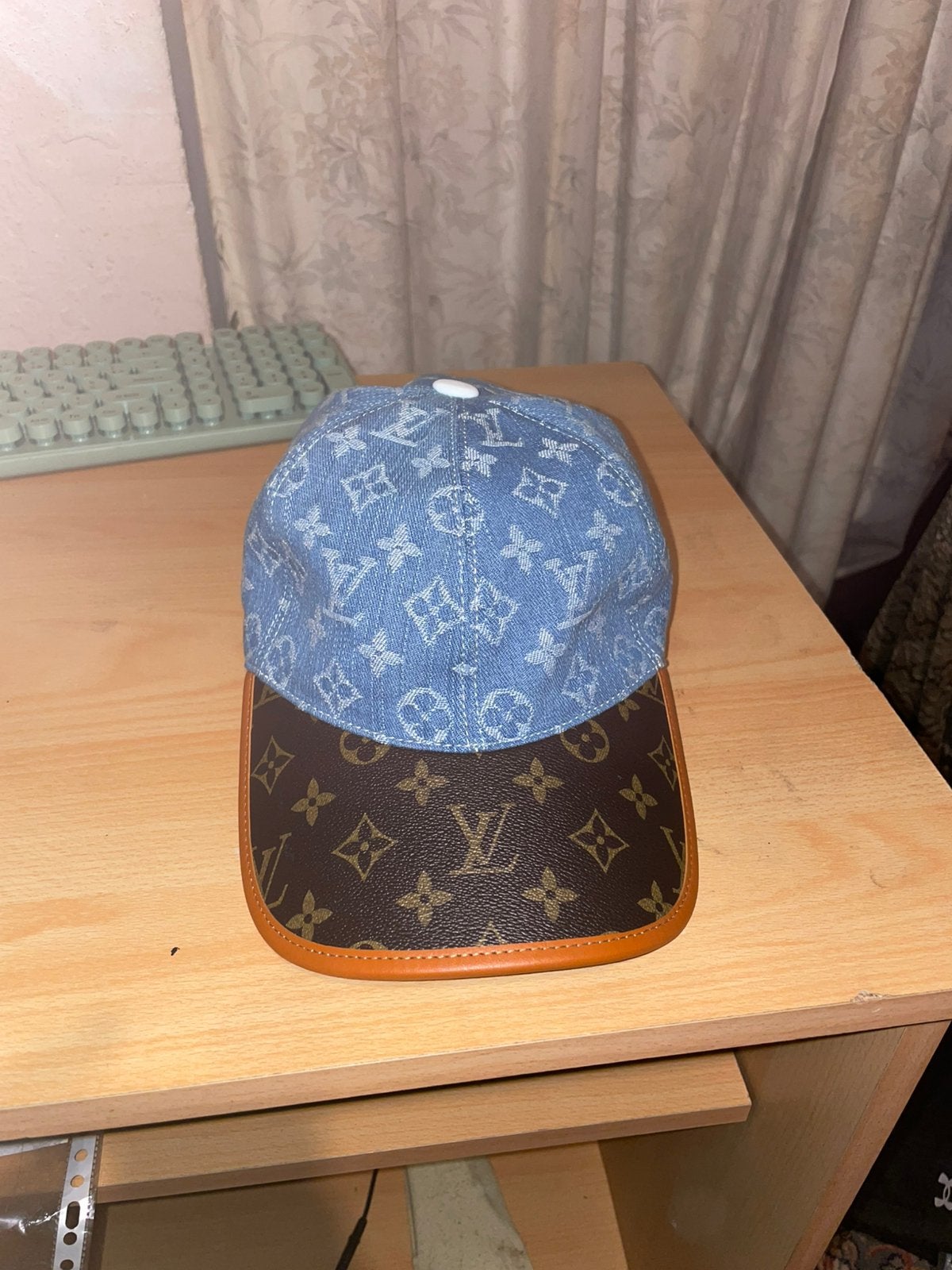 Chapeau Louis Vuitton bleu en jean et monogramme marron, Enlèvement ou Envoi, Comme neuf, One size fits all, Casquette