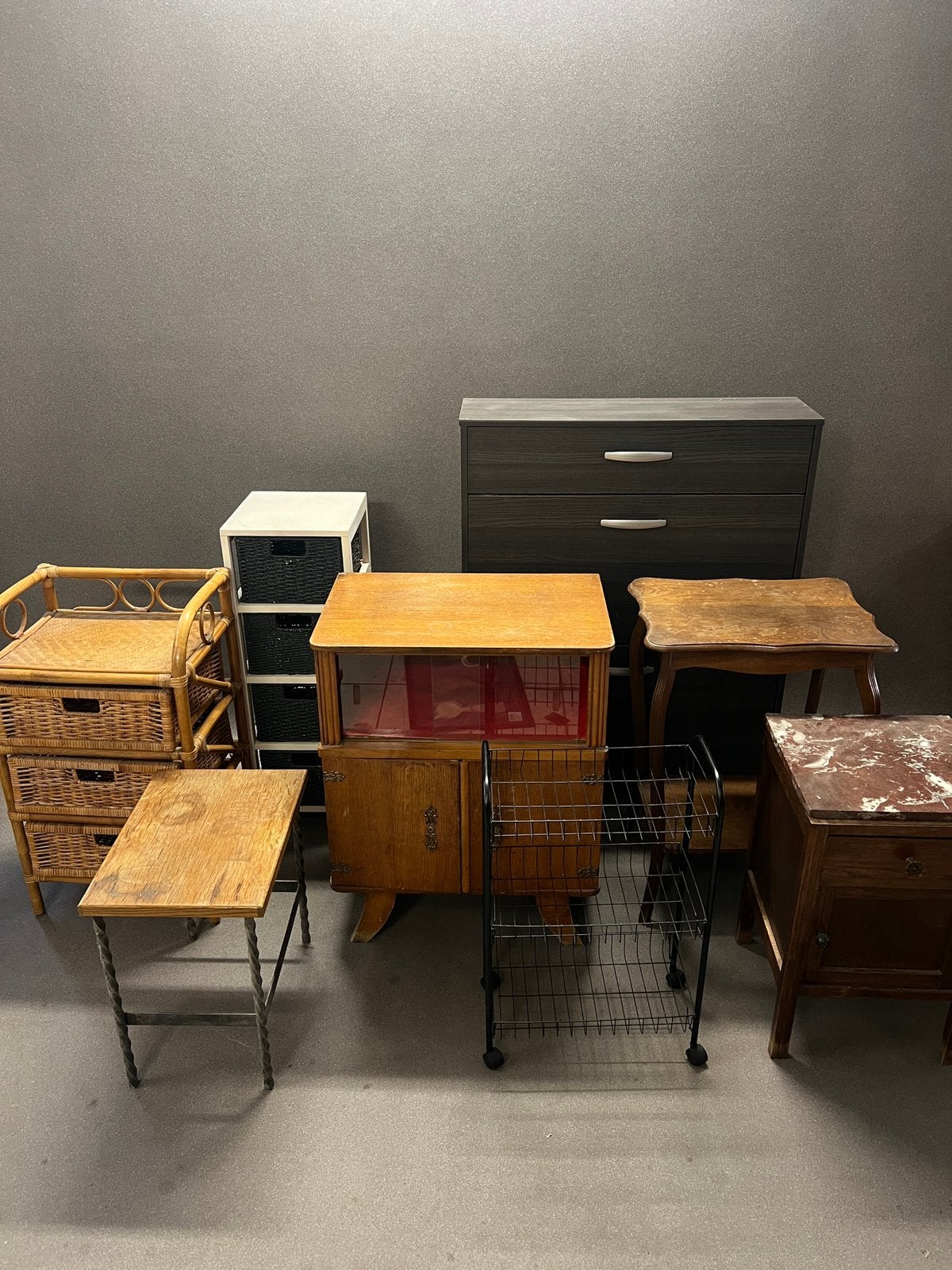 Lot de meubles vintage bois : chevets, étagères, rotin, Enlèvement, Utilisé
