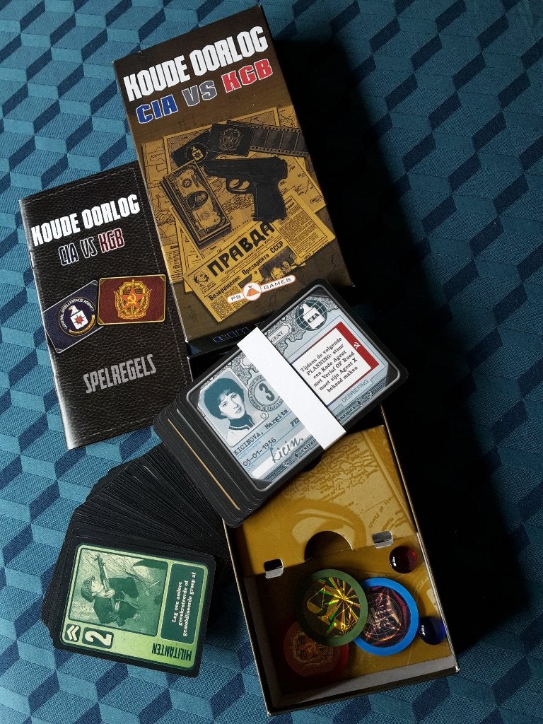 Nieuw ongespeeld spel Koude Oorlog: CIA vs KGB, + 1 promo, Een of twee spelers, Ophalen of Verzenden, Nieuw, PS Games