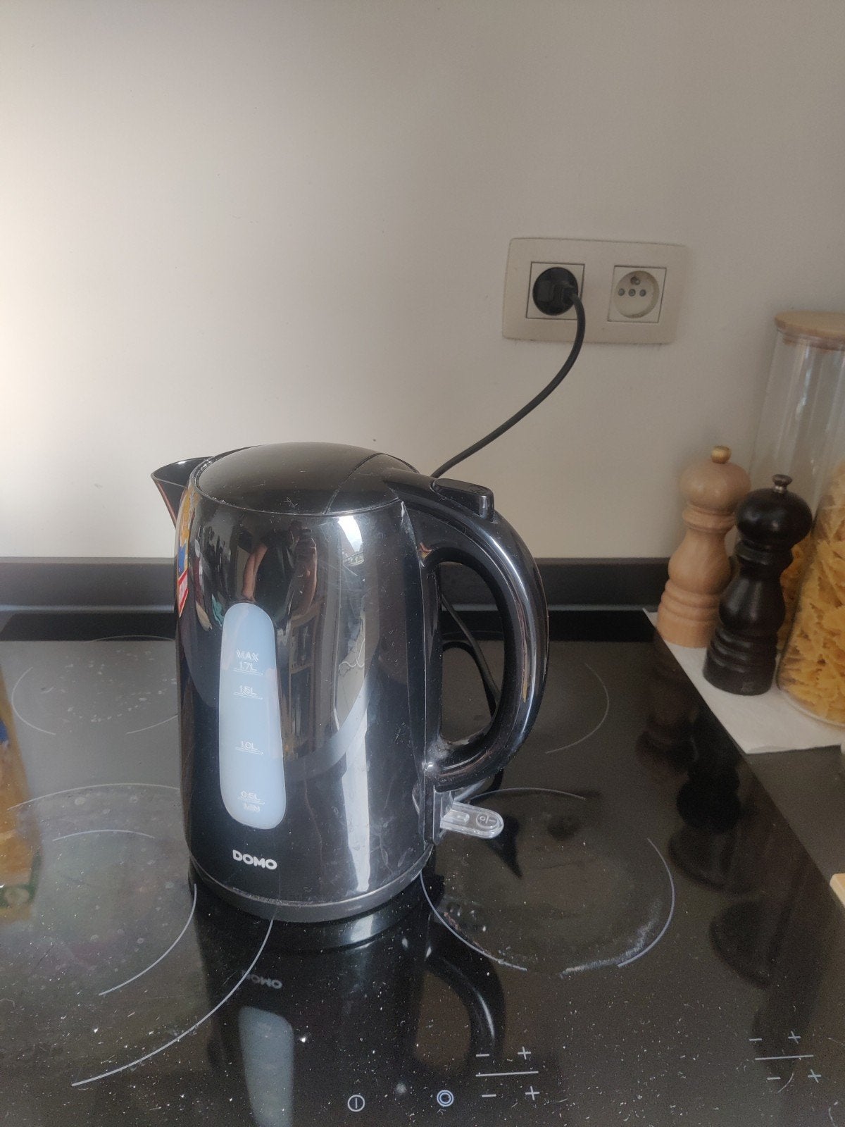 Zwarte waterkoker 1,7liter Domo, Electroménager, 1 à 2 litres, Enlèvement, Utilisé