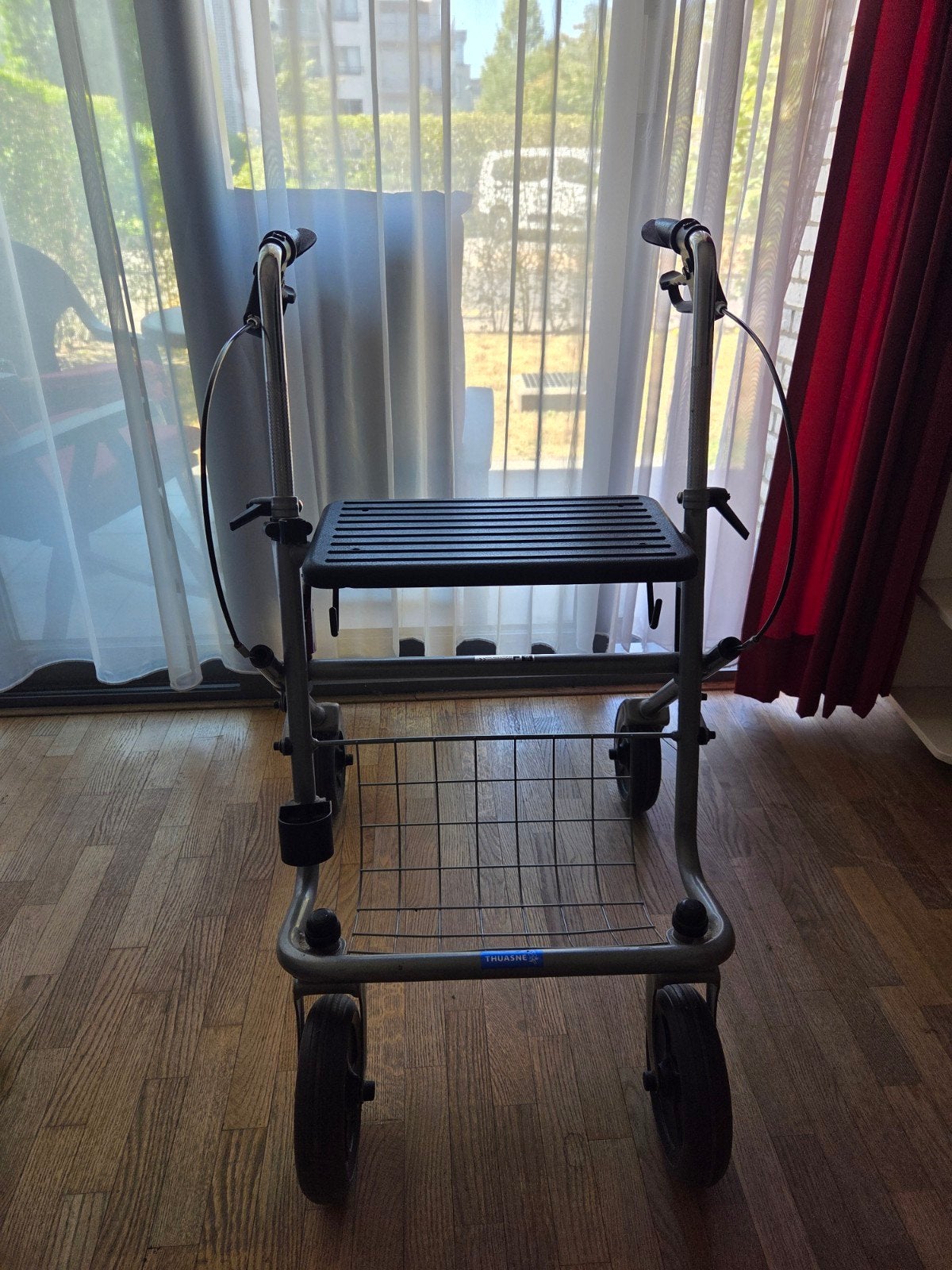 ​Déambulateur / Rollator 4 roues Thuasne avec siège et panie, Enlèvement, Poids léger, Comme neuf