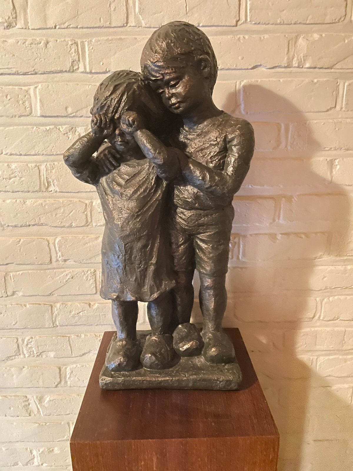 Schulptuur ‘TROOST’ van Geert Kunen - H62cm + houten sokkel, Statue, Patiné, Brun, Pierre ou céramique