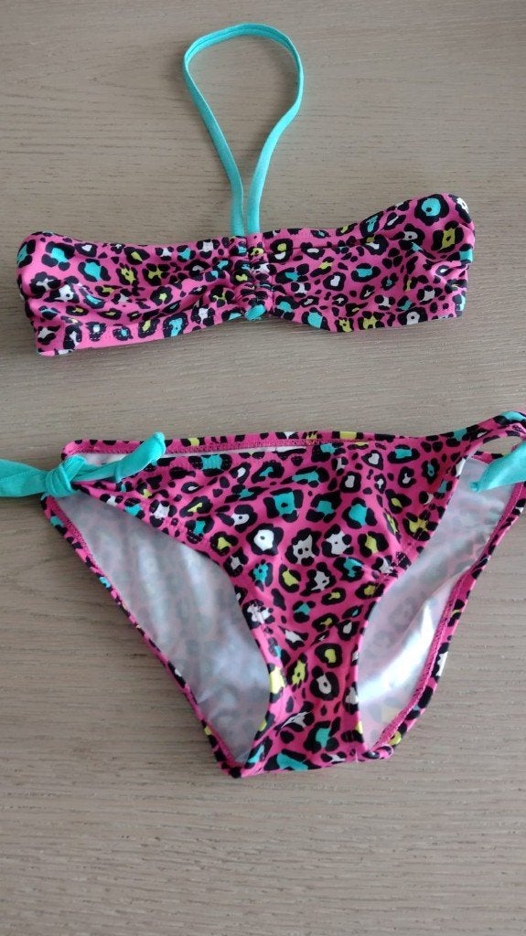 bedrukte bikini maat 134 - 140, Kinderen en Baby's, Kinderkleding | Kinder-zwemkleding, Bikiniset, Meisje, Ophalen of Verzenden