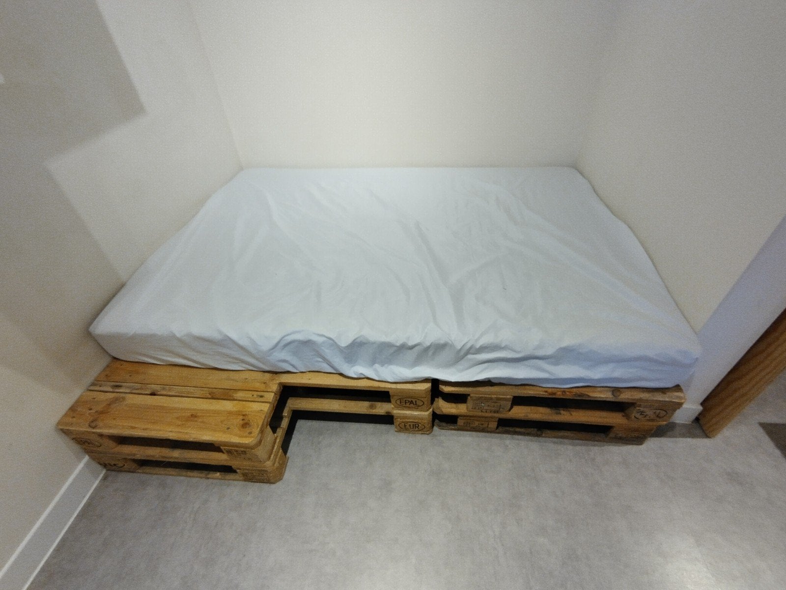 Stevig palletbed 140  200 cm – ideaal voor kot, Huis en Inrichting, Slaapkamer | Bedden, Ophalen, Steigerhout, 140 cm, Twijfelaar