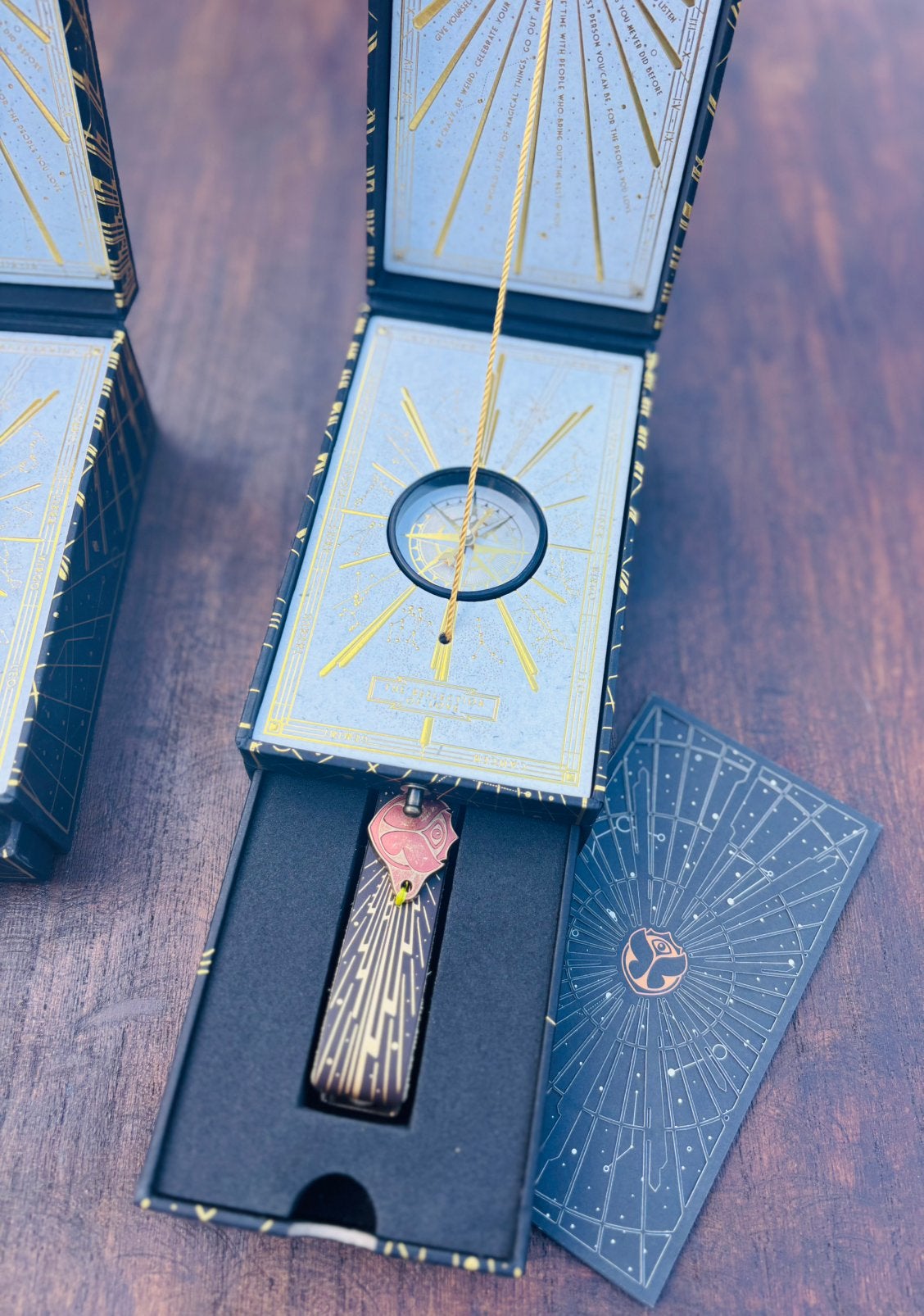 Tomorrowland 2022 - Le reflet de l'amour - étui + bracelet, Enlèvement ou Envoi, Comme neuf, Autres types