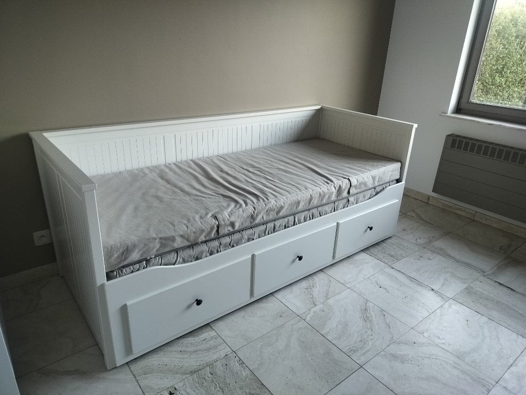 BED MET MATRASSEN EN NACHTKASTJES, Ophalen