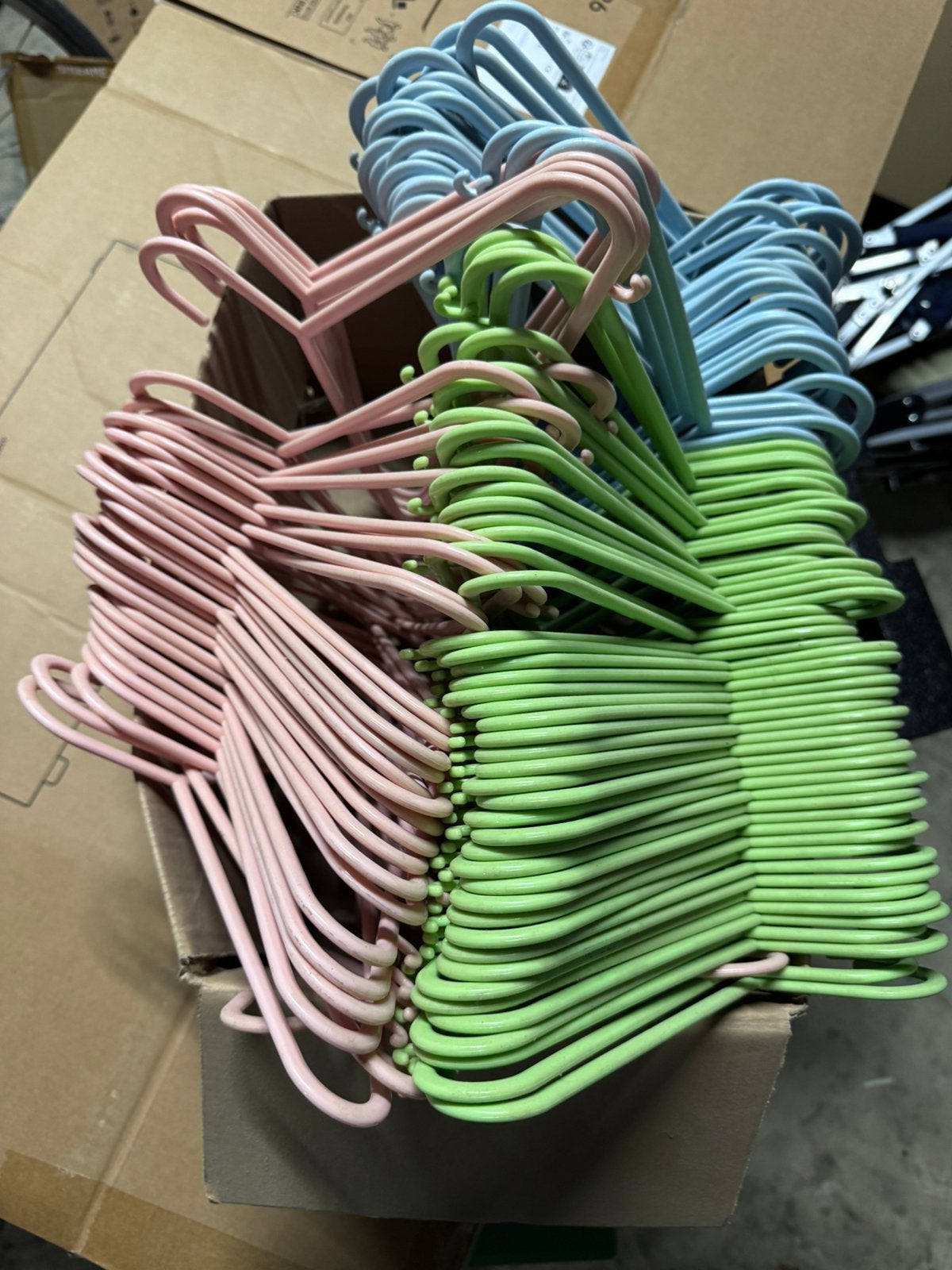 107 x Kleerhangers kinderen, Blauw, Ophalen, Zo goed als nieuw