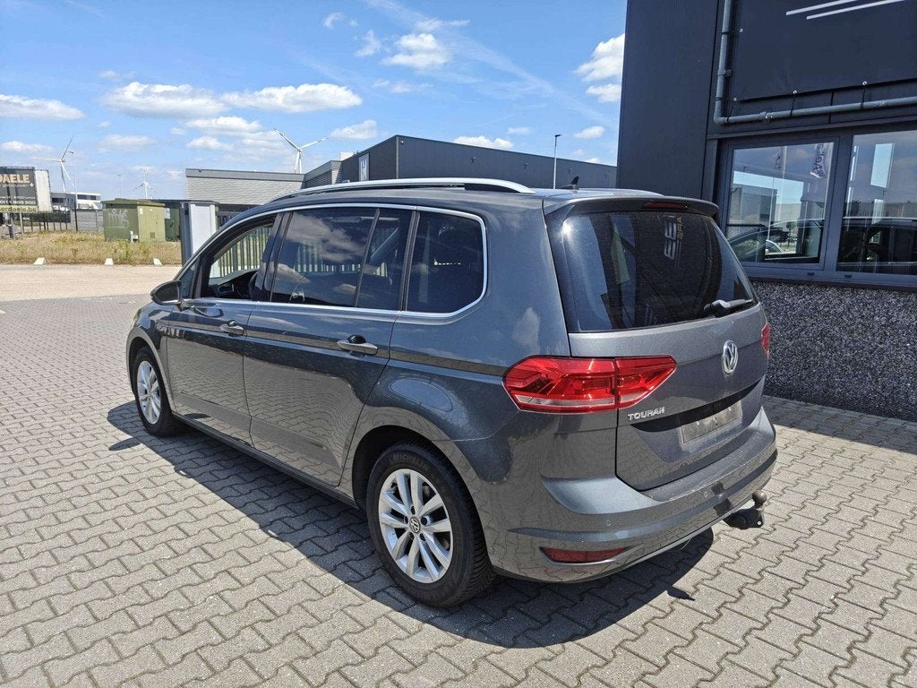 Volkswagen Touran 7-ZIT/AUTOMAAT/PANO/TREKHAAK/CAM/ACC, Auto's, Volkswagen, 110 kW, 4 cilinders, Alcantara, Bedrijf