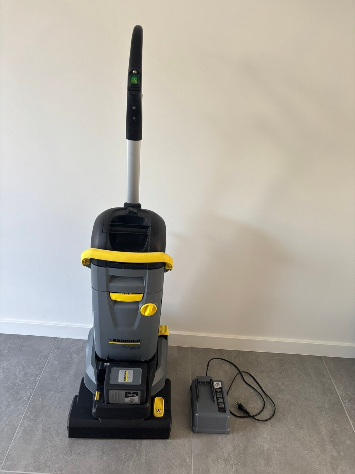 Kärcher BR 30/4 C Bp + 36V 6Ah accu & lader, Doe-het-zelf en Bouw, Ophalen, Zo goed als nieuw, Schrobmachine