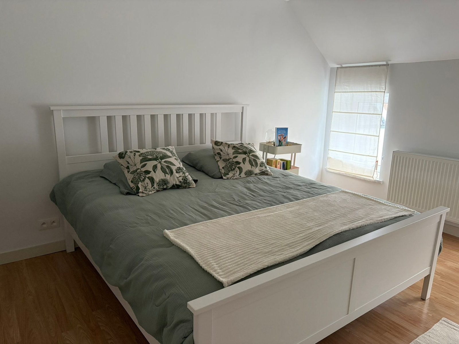 Lit IKEA HEMNES + matelas – Comme neuf, Maison & Meubles, Chambre à coucher | Lits, Enlèvement, Comme neuf, Blanc