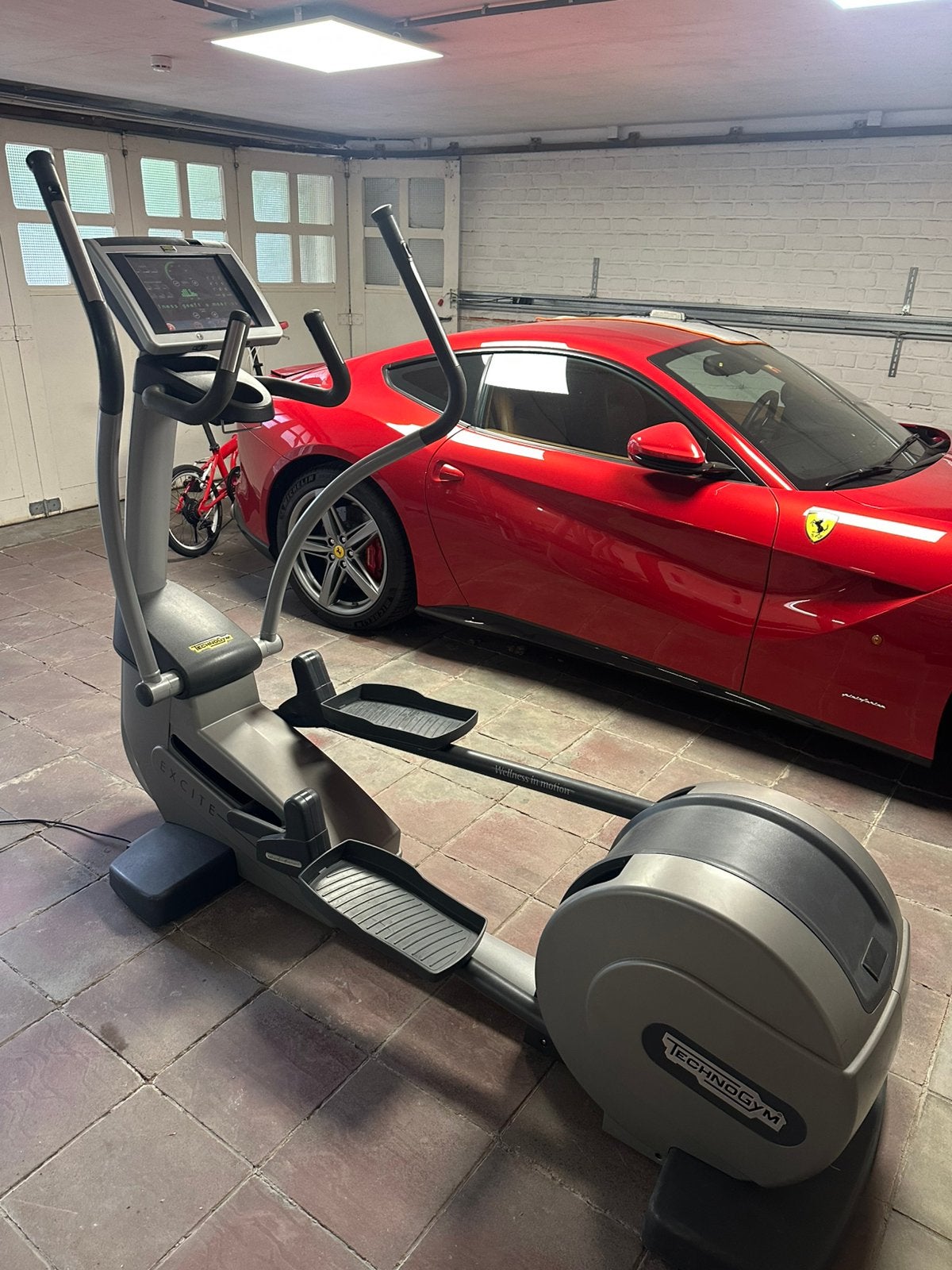 Technogym Synchro Excite 700iP TV – Prof-Crosstrainer, Sport en Fitness, Ophalen, Zo goed als nieuw
