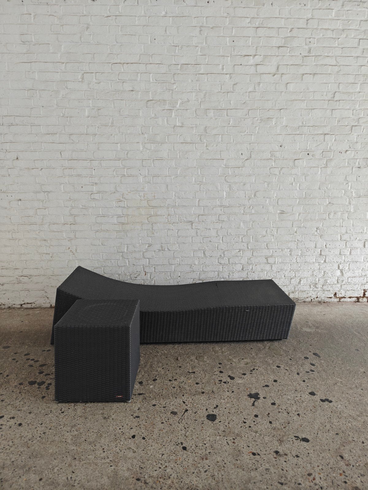 Design ligbed met bijzettafel, Ophalen, Gebruikt, Kunststof, Verrijdbaar