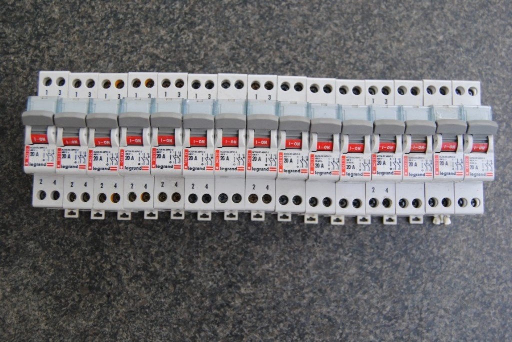 15 tweepolige din rail schakelaars 20A Legrand, Doe-het-zelf en Bouw, Ophalen of Verzenden, Gebruikt, Stopcontact