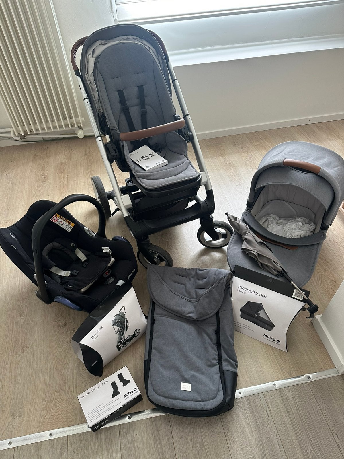 Kinderwagen met wieg, maxi-cosi en bijhorende acccessoires, Gebruikt, Mutsy, Verstelbare duwstang, Ophalen