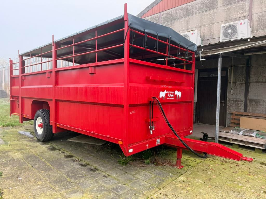 Remorque pour animaux abaissée hydrauliquement au sol, Enlèvement