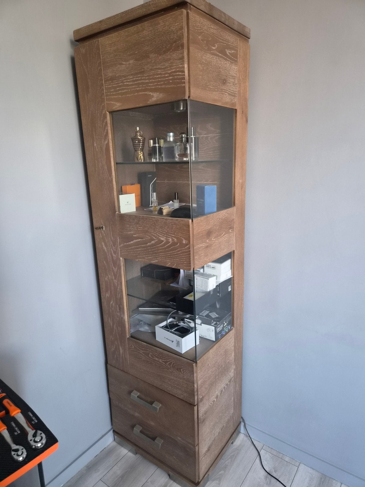 Mooie smalle houten vitrinekast, Ophalen