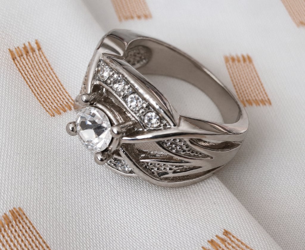 Damesring vintage zilver met strass in gevlochten patroon, Bijoux, Sacs & Beauté, Bagues, Neuf, Enlèvement ou Envoi, 18 à 19, Avec strass
