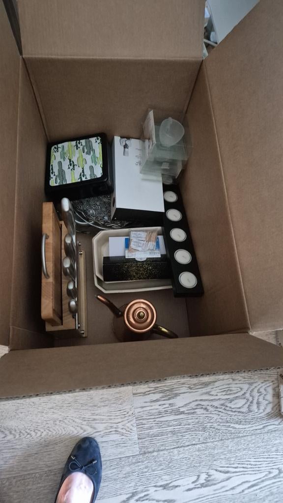 Hele doos klein materiaal, Diversen, Ophalen