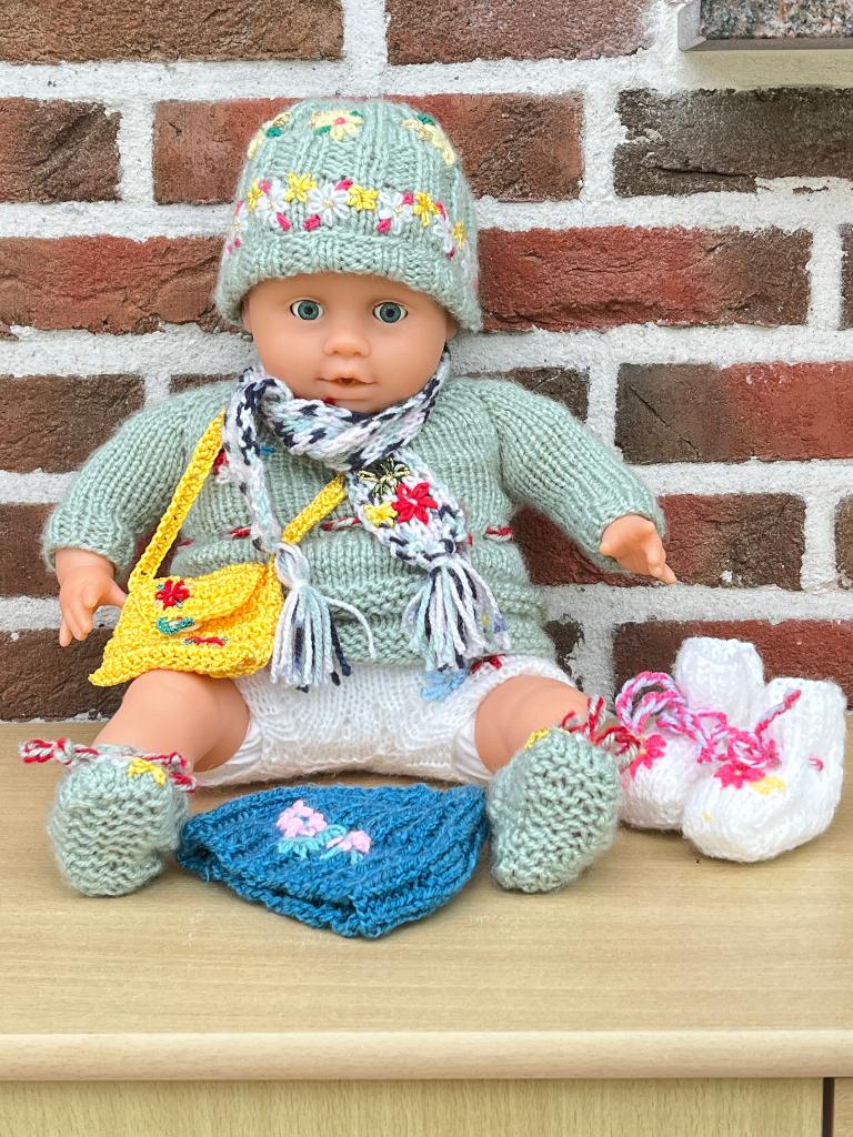 mooie zachte pop met zelfgebreide kleedjes, Kinderen en Baby's, Ophalen