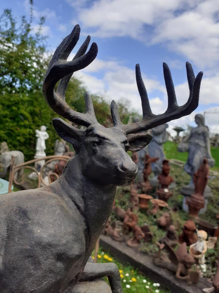CERF COUCHE EN FONTE PATINEE SUR SOCLE BOIS, Enlèvement ou Envoi, Utilisé, Autres matériaux, Brocante